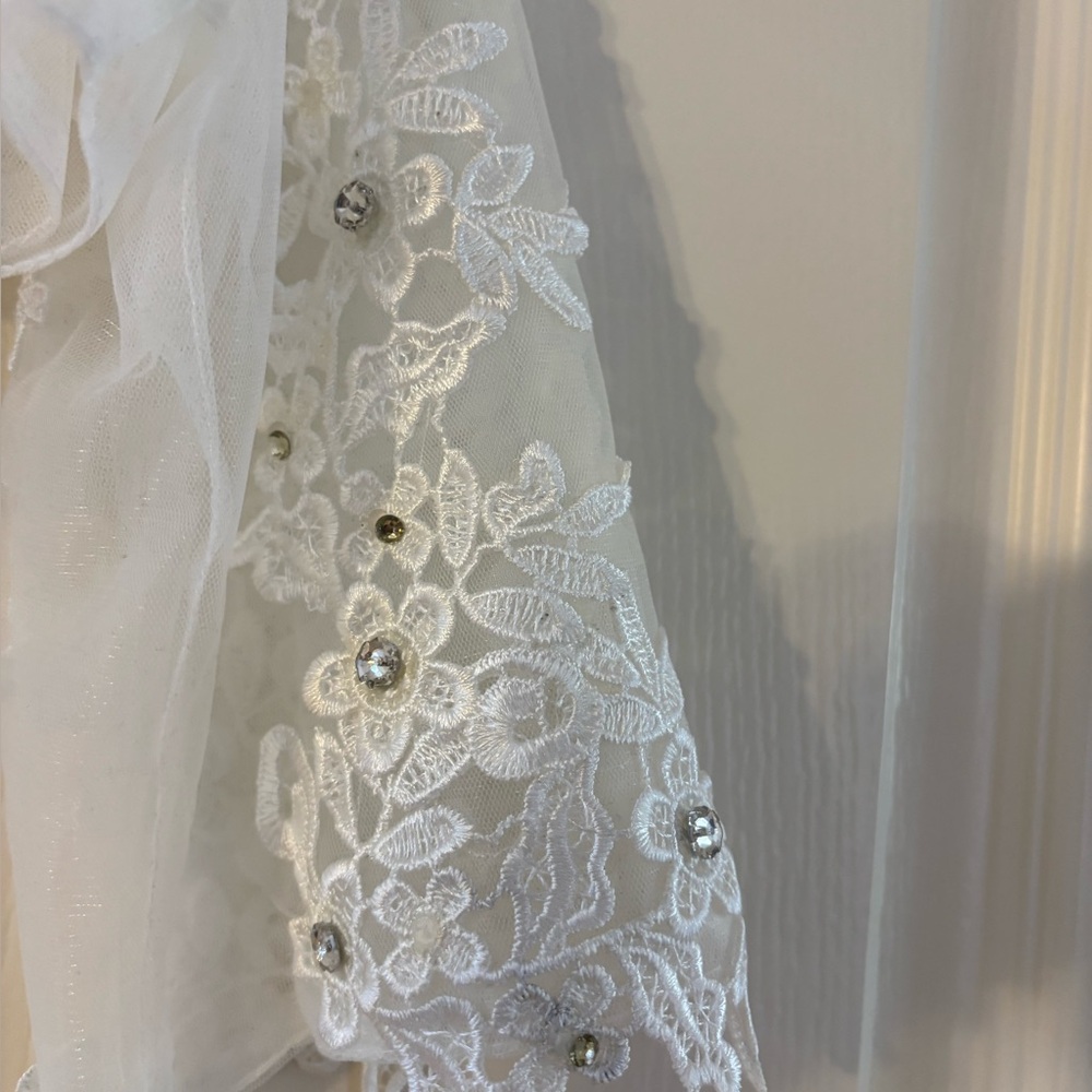 Elegant White Lace Shawl with Floral Embroidery